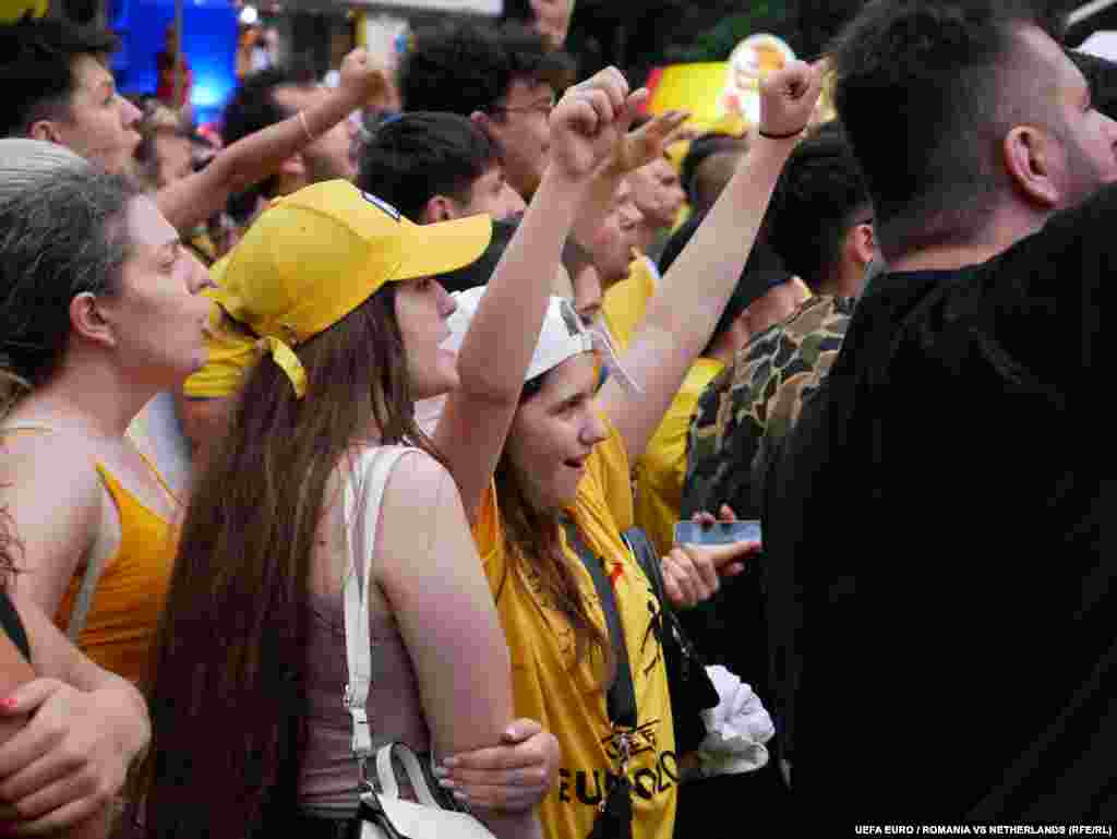 Momentele de entuziasm erau cele în care Florin Niță, portarul naționalei, respingea atacul adversarilor, sau în care jucătorii erau aproape de a marca.&nbsp;