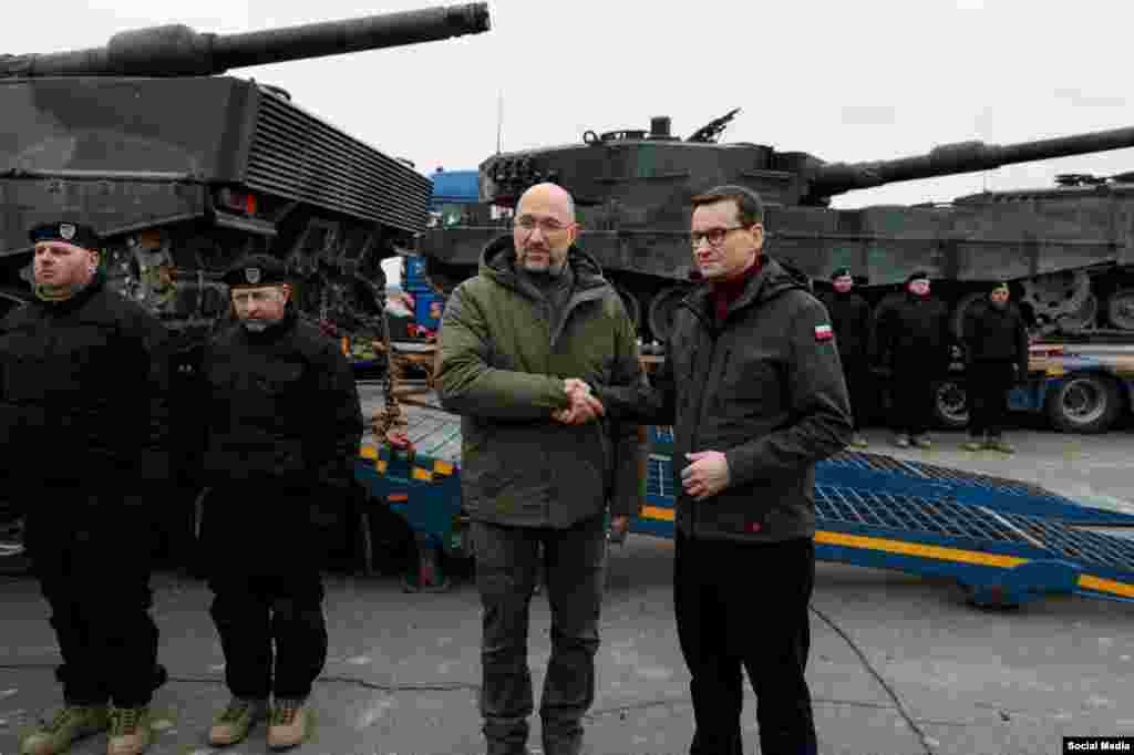 Прем&rsquo;єр України Денис Шмигаль і прем'єр-міністр Польщі Матеуш Моравецький під час передачі Польщею перших танків Leopard 2 для ЗСУ. Київ, 24 лютого 2023 року
