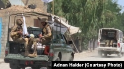 پولیس وايي، پوځيان تر پېښې وروسته سیمې ته ورغلل او خلک یې له مورچو ښکته کړل - پخوانی انځور.