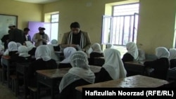 ۵۴،۵ درصد جمعیت افغانستان را افراد کمتر از ۱۸ سال تشکیل می‌دهند.