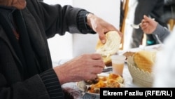 Qytetarë duke u ushqyer në kuzhinën popullore në Pejë. Fotografi nga arkivi.