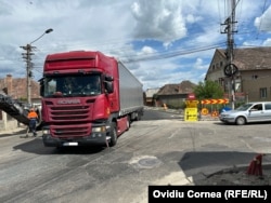 Partea de oraș dinspre Cluj-Napoca este intens străbătută de TIR-uri, multe dintre ele care folosesc nodul de autostradă de la Turda spre Târgu-Mureș, pentru deplasarea pe drumul rapid spre Sebeș și de acolo spre sudul țării, prin Sibiu, respectiv spre Vest, prin Deva.