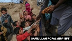 د افغانستان په بغلان کې رضاکاران اړمنو کسانو ته خواړه ورکوي ـ انځور له ارشيفه