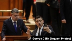 Apelul AUR către tineri de schimbare a clasei politice este acompaniat de atacuri la adresa celorlalți lideri politici. În imagine: premierul Marcel Ciolacu (stânga) și George Simion, președintele AUR, în septembrie 2023 la tribuna Parlamentului.