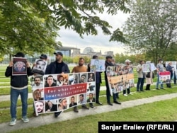 Германия - Марказиий Осиё саммити пайтида фаоллар Эмомали Раҳмонга қарши ташкиллаштирган пикети. Берлин, 2022 йилнинг сентябри.