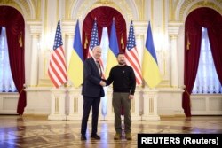 „კიდევ ერთი შედეგი არის ის, რომ აშშ ტრადიციულად აგრძელებს პუტინისთვის სილის გაწვნას. გავიხსენოთ, რომ მან ლენდლიზის შესახებ კანონს ხელი 9 მაისს მოაწერა, კიევში კი ჩამოვიდა დღეს, როდესაც 9 წლის წინ ასამდე ადამიანი ცივსისხლიანად დახვრიტეს კიევის ცენტრში, ხოლო ყირიმში იწყებოდა ნახევარკუნძულის ხელში ჩაგდება ე.წ. პატარა მწვანე კაცების მიერ..." - ევჰენ მაგდა.