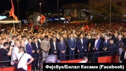 Знаме со карта на „Голема Албанија“ на концертот по повод посетата на Албин Курти на Тетово