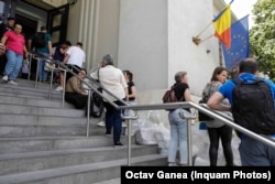 Zeci de memberii ai secțiilor de votare din sectorul 1 au așteptat ore în șir predarea buletinelor de vot.