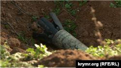 Новогригорівка, Миколаївщина. Нерозірваний касетний боєприпас 9Н210 на території школи. Січень 2023 року