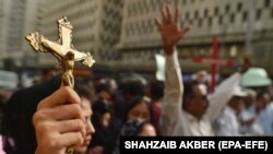 د پاکستان په پنجاب کې عيسويان د مذهب د سپکاوي په تور د دوی پر کورونو او عبداتځايونو د بريدونو خلاف احتجاج کوي ـ انځور له ارشيفه