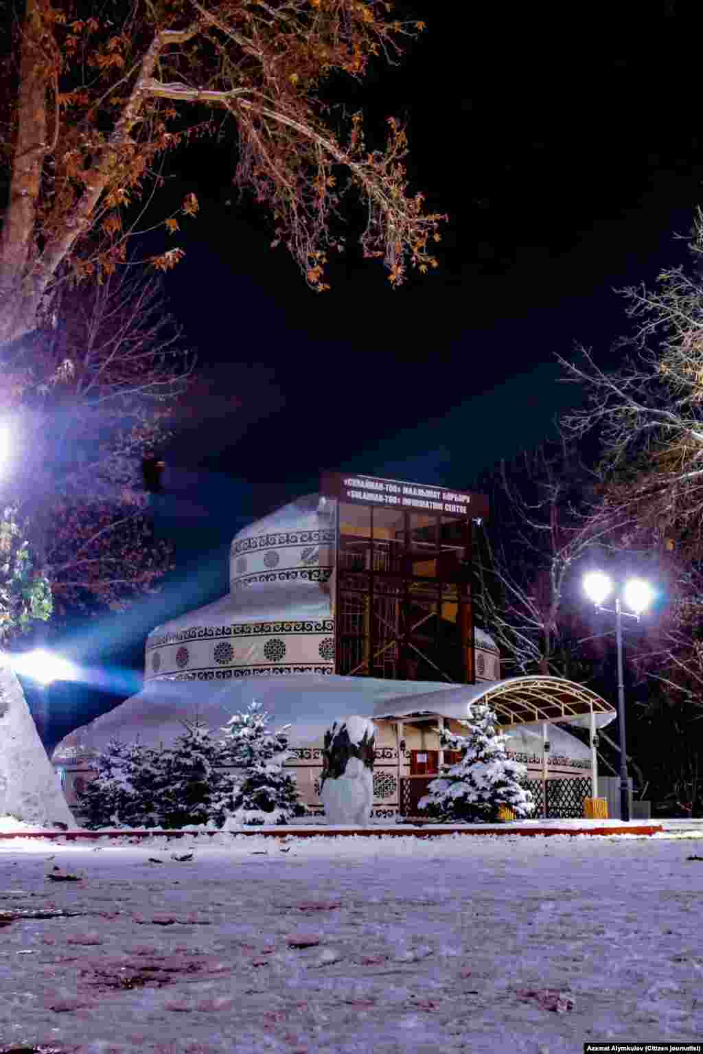 Оштун борборундагы белгилүү кабаттуу боз үй.&nbsp;