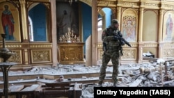 Військовослужбовець РФ у Михайлівській церкві в Авдіївці після захоплення у лютому 2024 року