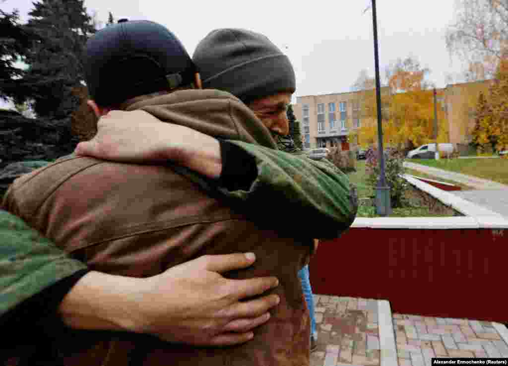 Un soldat pro-rus își îmbrățișează fratele după ce, împreună cu alți soldați, a fost eliberat de forțele ucrainene, în timpul unui schimb de prizonieri în regiunea Donețk din Ucraina, pe 6 noiembrie 2022.&nbsp; &nbsp;