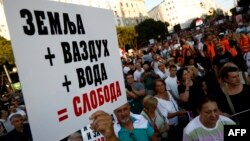 Transparent sa porukom "Zemlja + Vazduh + Voda = Sloboda" na protestu protiv rudarenja litijuma, Beograd, 10. avgust 2024.