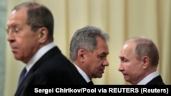 Сергій Шойгу (ц) розмовляє з Володимиром Путіним (п), архівне фото. Ще один ветеран російського уряду, міністр закордонних справ РФ Сергій Лавров (л) залишиться на своїй посаді.