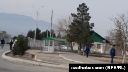 Polisiýa işgärleri köçelerde gözegçilik edýär. Türkmenistan, 2024. 