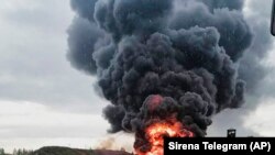 Російський військовий літак горить на авіабазі «Сольці» в Новгородській області після атаки безпілотника в серпні, яку, як стверджували українські ЗМІ, здійснили диверсанти, координовані військовою розвідкою Києва