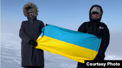 Nikita Gorbunov (djathtas) është nën hetim me dyshimin për "diskreditim të forcave të armatosura të Federatës Ruse" për mbajtjen e një tabele ku shkruhej "Më përqafo nëse je kundër luftës".