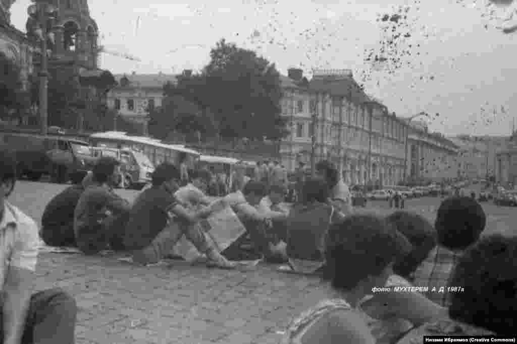 Протест чарасында катнашучылар