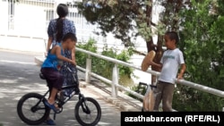 Arzan buhanka çöregi döwlet dükanlarynda satylýar. 