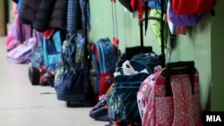 Çanta nxënësish në një shkollë në Shkup, Maqedoni e Veriut. (Fotografi nga arkivi)