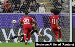 Катар курамасынын оюнчусу Акрам Афиф Палестина курамасынын дарбазасына гол киргизген учуру.