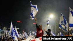 Израилдеги сот реформасына каршы нааразылык акциясына чыккандар. 24-июль, 2023-жыл.