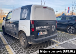 Jedan od automobila firme za obezbeđenje ispred Arene