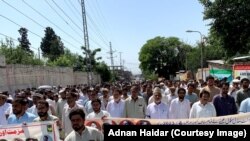 د جون پر ۲۴مه استادان او ولسي خلک د پاړه چینار په سرکونو د استادانو وژنې ضد لاریون کوي. 