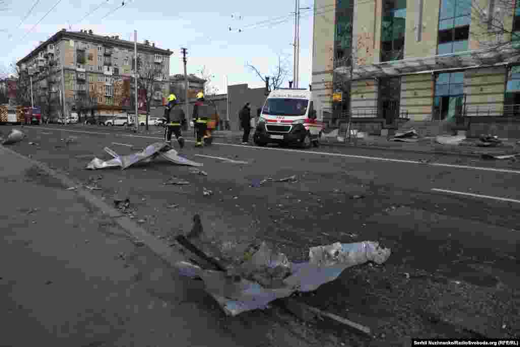 Вибух розкидав уламки по проїжджій частині вулиці, зазнали ушкоджень розташовані поруч будинки. Район&nbsp;станції метро &laquo;Лук'янівська&raquo;. Київ, 29 грудня 2023 року