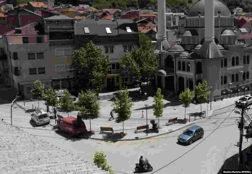 Hiljade Albanaca okupilo se protiv mogućeg raspoređivanja ruskih mirovnih trupa tokom četvrtog dana protesta u Orahovcu 10. juna 1999. godine, optužujući ruske paravojne formacije da su učestvovale u srpskom nasilju nad njima. Nova džamija i nova stabla danas dočekuju posjetioce na ovom mjestu.