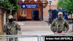 Pjesëtarë të KFOR-it duke ruajtur ndërtesën e komunës së Zveçanit. Fotografi nga arkivi. 