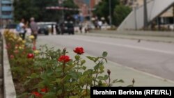 Një kamerë qëndron në fillim të urës që ndan Mitrovicën Veriore dhe atë Jugore.