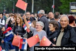 Qytetarët u mblodhën para Pallatit "Serbia" në Beograd gjatë vizitës së presidentit Kinez Xi Jinping, maj 2024.
