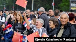 Građani okupljeni ispred Palate "Srbija" u Beogradu tokom posete kineskog predsednika Sija Đinpinga, maj 2024. godine.