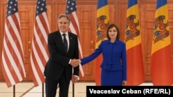 Держсекретар США Ентоні Блінкен і президент Молдови Мая Санду позують після спільної пресконференції в Кишиневі 29 травня 2024 року