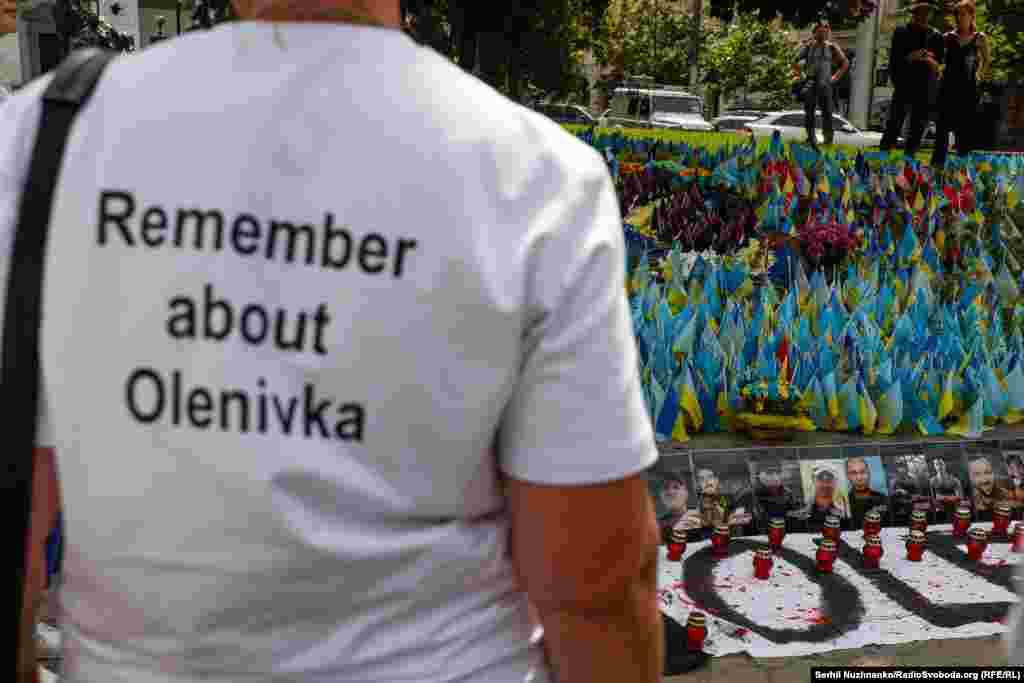 На футболці написано &laquo;Пам'ятайте про Оленівку&raquo; (переклад з англійської)