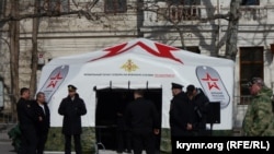 Военные РФ предлагают заключить контракт с российской армией в мобильном пункте отбора. Севастополь, Крым, 23 февраля 2024 года