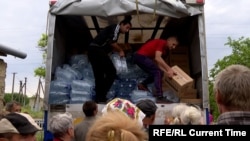 Aproape 900 de case au rămas sub apă şi peste 3.600 de persoane au fost evacuate din zona inundată după explozia barajului. 