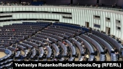 Згідно з текстом, резолюція визнає екоцидом руйнування дамби Каховського водосховища, а також засуджує створення загрози ядерного інциденту на Запорізькій атомній електростанції