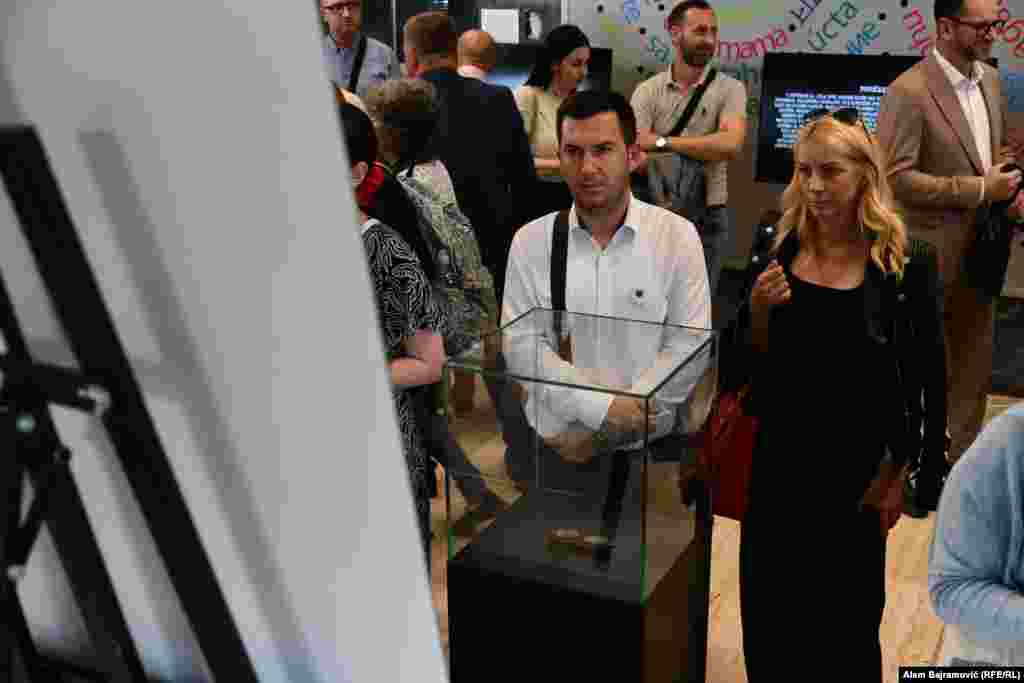 Posjetitelji stoje kod naočala Hasana Handžića i čitaju priču o njegovom životu. Njegovi posmrtni ostaci pronađeni su u masovnoj grobnici Kamenica kod Zvornika, zajedno sa naočalama koje su predstavljene na izložbi, a koje je sačuvao Hasanov unuk i donirao MCS. &nbsp;