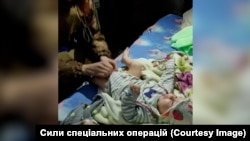 «Руда» оглядає немовля