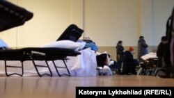 Сплять пожильці осередку на розкладачках, які відгороджені одна від від одної фанерними перегородками. Фото архівне, з табору для біженців навесні 2022 року