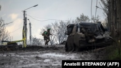 Un soldat ucrainean pe o stradă din orașul Bahmut, aflat pe linia frontului, la 23 aprilie.