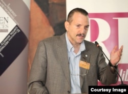 Dragoș Cabat administrează portalul financiar risco.ro.