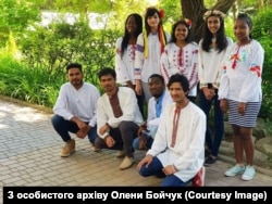 Способами вивчення української мови для іноземців стали, окрім класичних уроків, також українські пісні, соціальні мережі, спілкування з дітьми та, наприклад, кохання і спільна допомога Україні під час війни. Світлина з особистого архіву Олени Бойчук