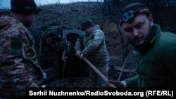 Від сьогодні змінюється низка норм для військових. На фото бійці 126-ї окремої бригади територіальної оборони працюють з гаубицею Д-30 на Херсонщині, березень 2024-го
