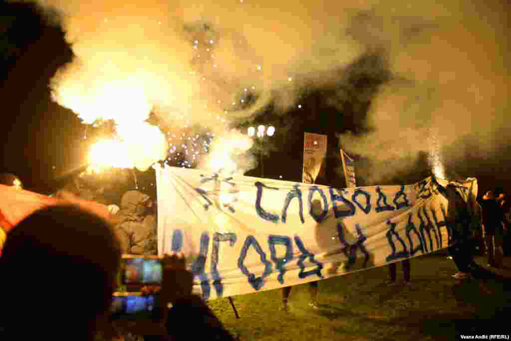 Na protestu je istaknut i transparent podrške vođi ekstremno desničarske organizacije "Narodna patrola" Damnjanu Kneževiću koji je u pritvoru od 16. februara. Tužilaštvo ga sumnjiči da je na protestu 15. februara protiv evropskog plana za Kosovo ispred Predsedništva Srbije pozivao građane na nasilno svrgavanje i smenu vlasti.