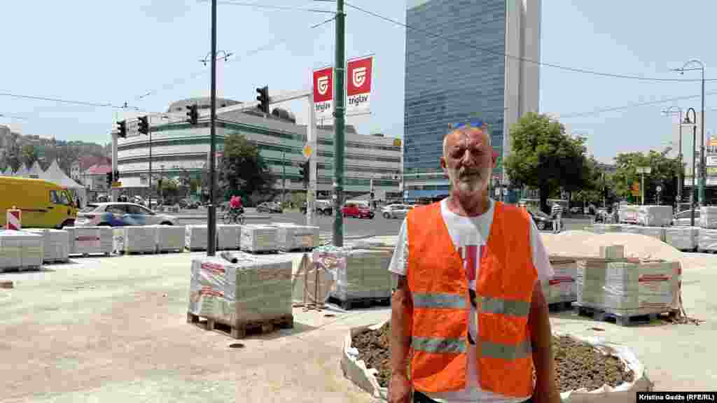 Esnan Selimović radi na rekonstrukciji trga u centru Sarajeva.&nbsp; "Pošto se dugo radi, normalno kad je previše naporno, ljudi se sklone, a inače, nama toplota odgovara. Imamo malo hladovine pa se sakrijemo, imamo pauzu za kafu po dvadeset minuta, imamo kape, peškirić oko vrata, malo ga nakvasite, nema drugog načina", rekao je Selimović.&nbsp;