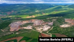 Carierele care punctează peisajul rural din Kosovo au provocat îngrijorări de mediu și plângeri din partea locuitorilor locali, care invocă poluarea aerului, zgomotul și infrastructura deteriorată.